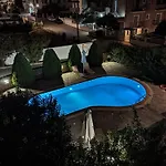 Christos 招待所 3*